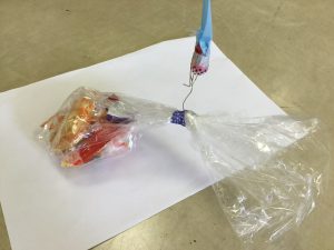 お菓子を釣る様子